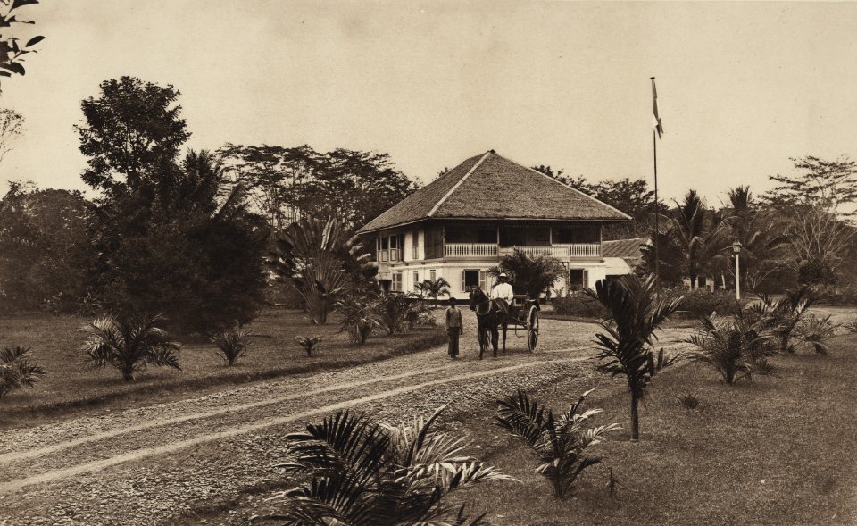 KITLV - 88345 - Kleingrothe, C.J. - Medan - Administrator's house of plantation Tandjong-Slamat of the Deli Company in Deli - 1905