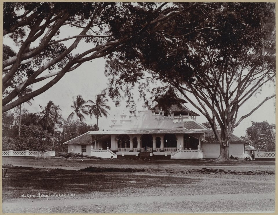KITLV - 7520 - Lambert & Co., G.R. - Singapore - Mosque on the alun-alun (green) at Garut - circa 1900