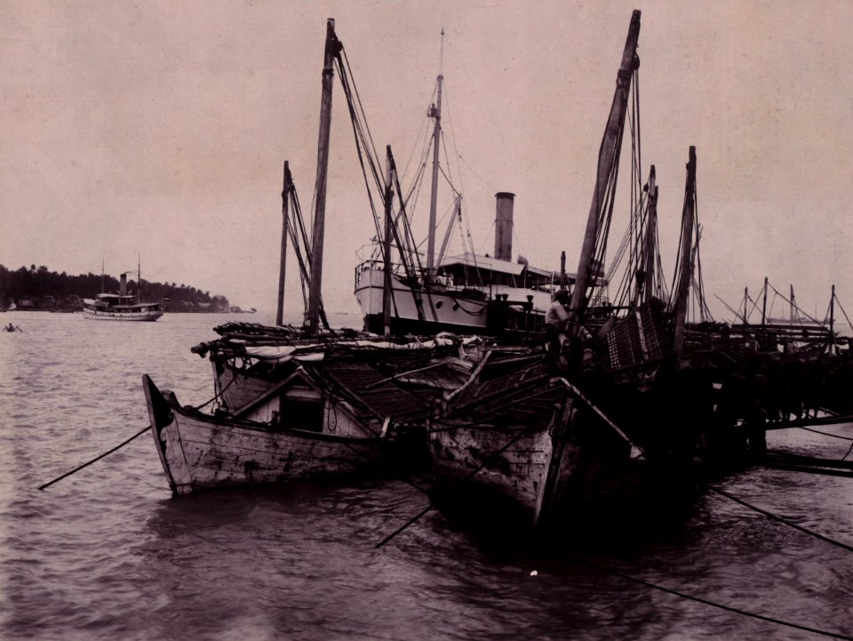 KITLV - 402898 - Kurkdjian, N.V. Photografisch Atelier - Soerabaia-Java - Ship of the Royal Packet Company (center with chimney) - presumably 1910-1920