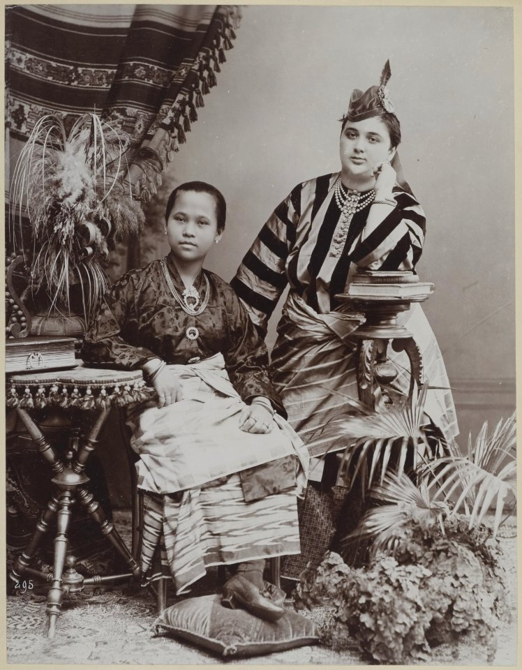 KITLV - 7824 - Lambert & Co., G.R. - Singapore - The sultana of Johor in the company of an unknown lady - circa 1900