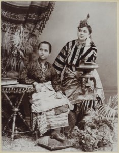 KITLV - 7824 - Lambert & Co., G.R. - Singapore - The sultana of Johor in the company of an unknown lady - circa 1900