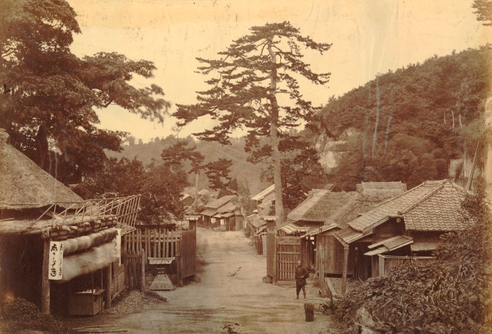 KITLV - 89892 - Beato, Felice - Street at Kanagawa in Japan - presumably 1863-1865