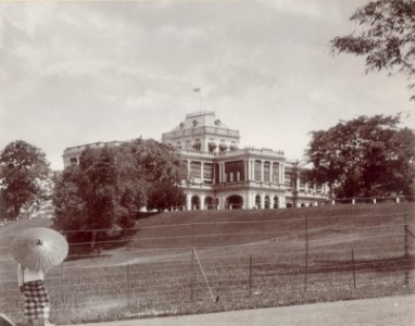 KITLV - 91804 - Lambert & Co., G.R. - Singapore - Government House with lawn in Singapore - circa 1900 photo