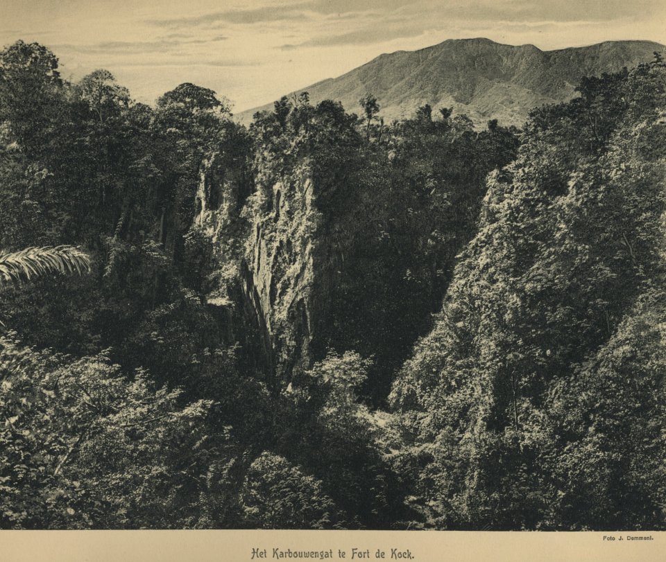 KITLV - 94257 - Demmeni, J. - Karbouwengat (Ngarai Sianok, Kota Bukittinggi) at Fort de Kock - circa 1915