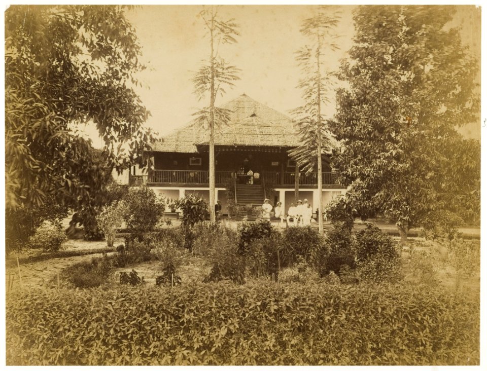 KITLV - 40334 - Stafhell & Kleingrothe - Medan - Administrator's house of tobacco company Paja-Bakon at Labuhan, Deli, Sumatra - circa 1890