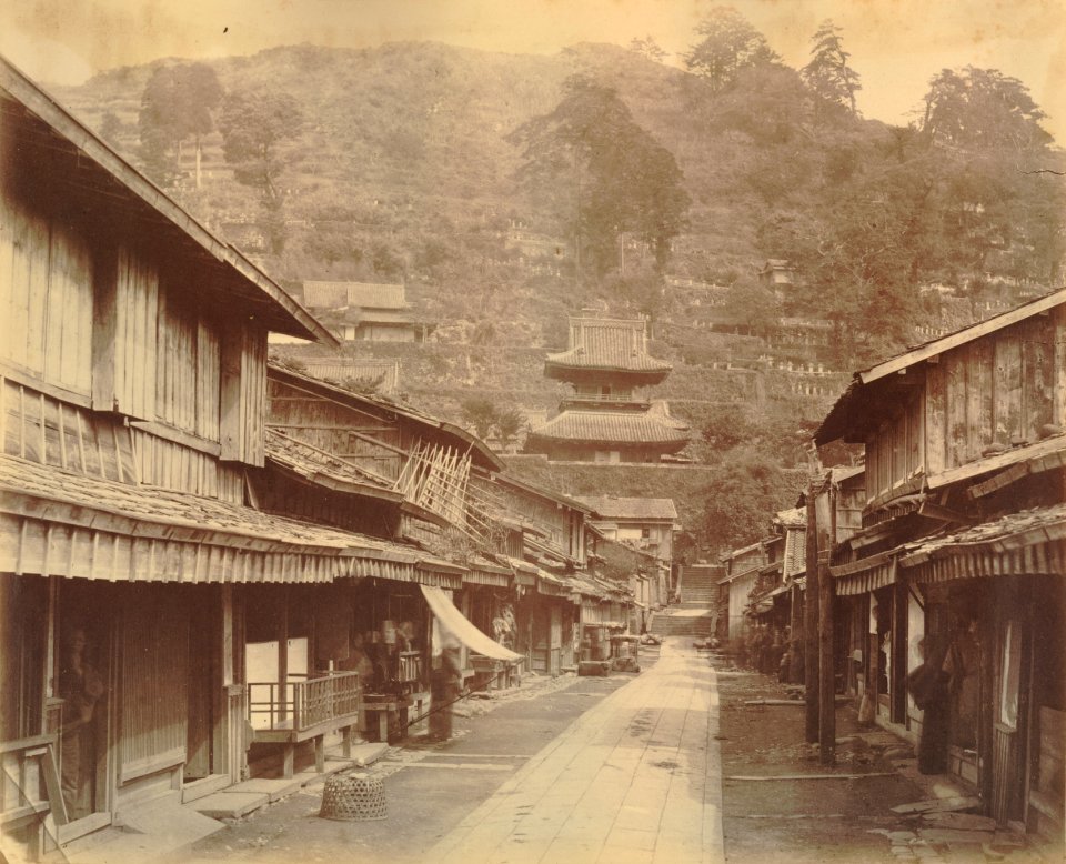 KITLV - 89900 - Beato, Felice - Street at Nagasaki in Japan - presumably 1863-1865