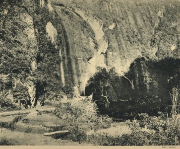 KITLV - 94261 - Demmeni, J. - Harau gorge at Payakumbuh, Sumatra - circa 1915