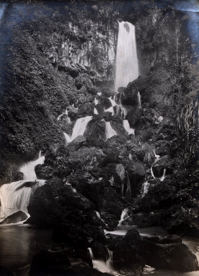 KITLV - 404463 - Kleingrothe - O.K. v. Sumatra - The so-called Petani waterfall in Bandar Baru on the east coast of Sumatra - circa 1910