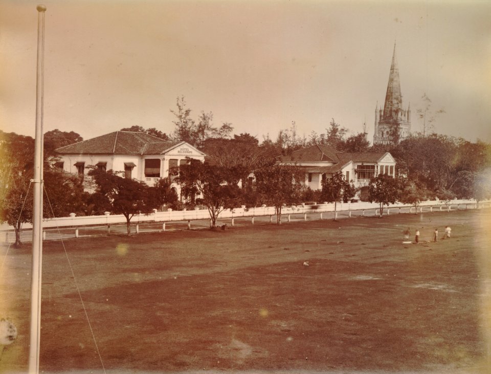 KITLV - 89904 - Hotel de l'Europe against the backdrop of St Andrews Cathedral in Singapore - before 1880
