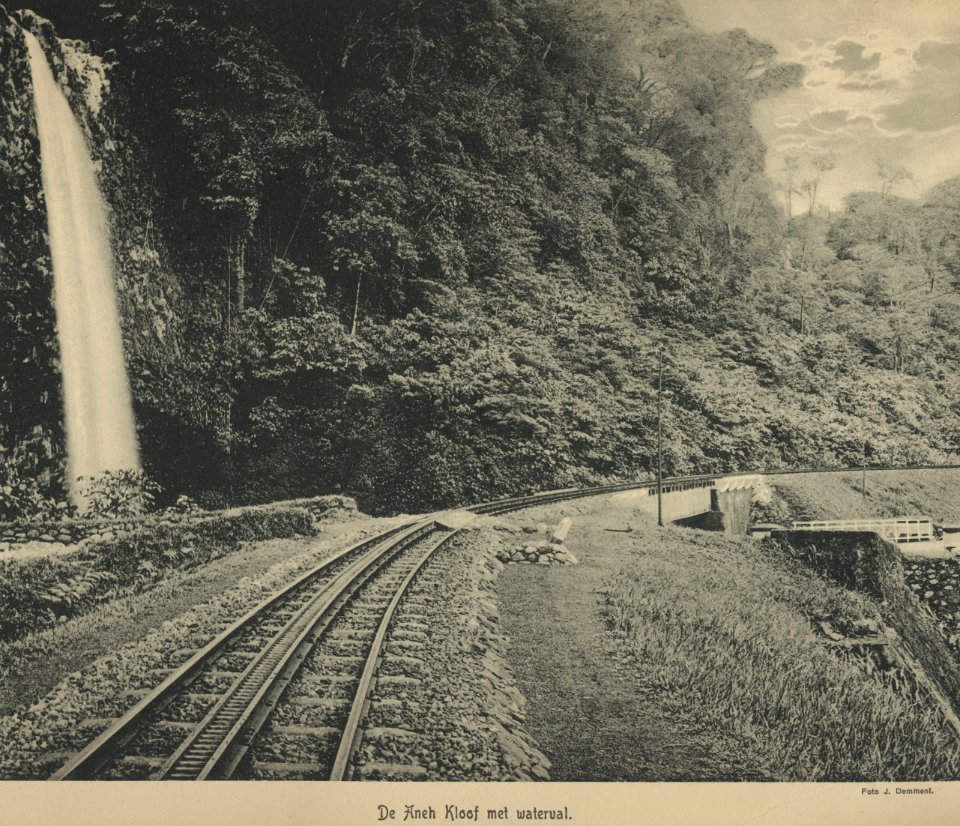 KITLV - 94265 - Demmeni, J. - Cog railway along the waterfall in the Anai Gorge, Sumatra - circa 1915
