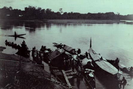 KITLV - 407969 - Demmeni, J. - Departure of the expedition from Putus Sibau on the Upper Kapuas River (Sungai Kapuas) to the Upper Mahakam, Central Borneo - 1896-07-03