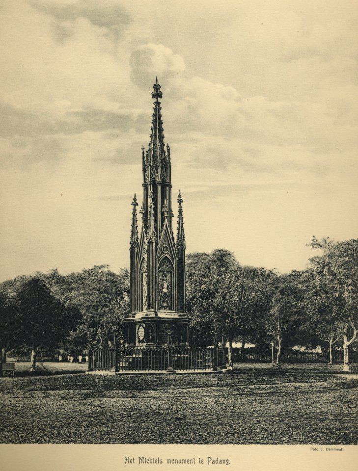 KITLV - 94269 - Demmeni, J. - Michiels Monument at Padang - circa 1915