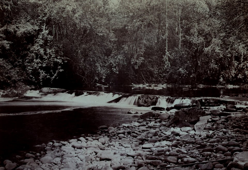 KITLV - 407984 - Demmeni, J. - Waterfall in the Bloeoe River at the mouth of the Dingei under the former hunting station of the expedition members, Central Borneo - 1896-10