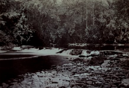KITLV - 407984 - Demmeni, J. - Waterfall in the Bloeoe River at the mouth of the Dingei under the former hunting station of the expedition members, Central Borneo - 1896-10