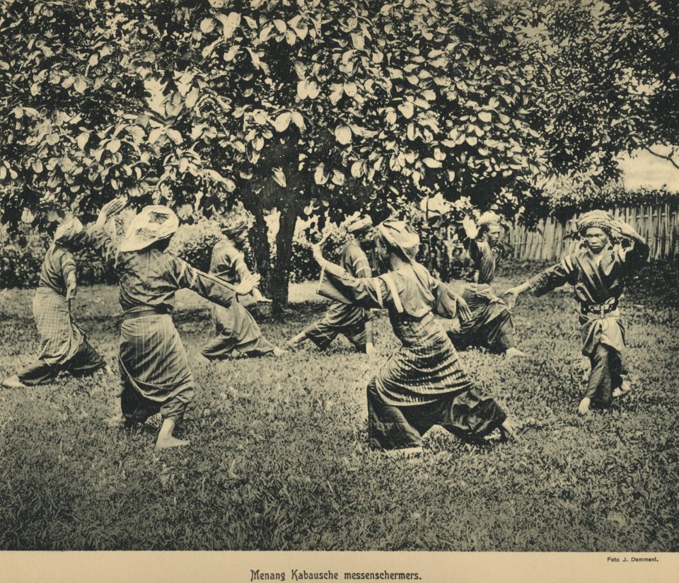 KITLV - 94273 - Demmeni, J. - Minangkabau men engaged with pencak silat (martial art) on Sumatra's west coast - circa 1915