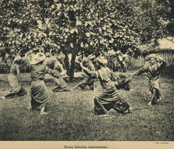 KITLV - 94273 - Demmeni, J. - Minangkabau men engaged with pencak silat (martial art) on Sumatra's west coast - circa 1915