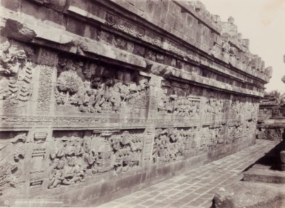 KITLV - 99866 - Kurkdjian, N.V. Photografisch Atelier - Soerabaia-Java - Gallery at Borobudur in Magelang- - circa 1915 photo