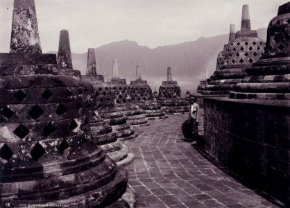 KITLV - 99870 - Kurkdjian, N.V. Photografisch Atelier - Soerabaia-Java - Stupas at the Borobudur in Magelang - circa 1915