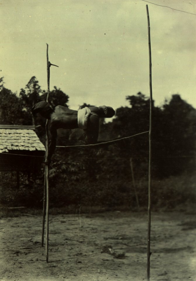 KITLV - 408009 - Demmeni, J. - Pole jumping by a Longglat Dayak during the Borneo expedition led by Dr. A. W. Nieuwenhuis - 1898-1900