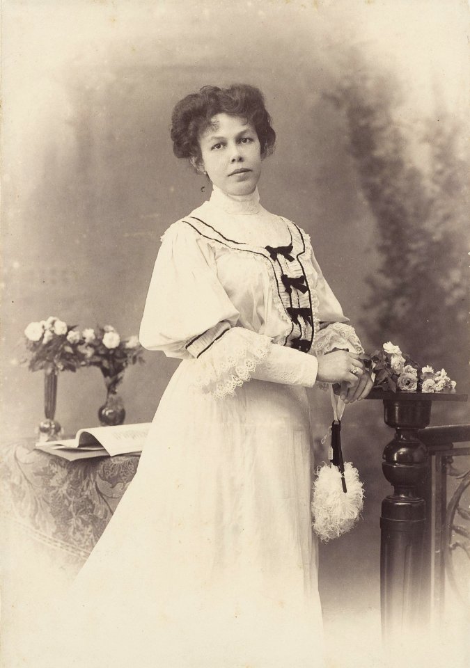 KITLV - 40827 - Kurkdjian, Ohannes - Soerabaja - Indo-European woman in Surabaya - circa 1900