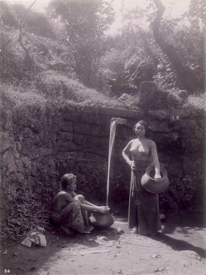 KITLV - 90544 - Kurkdjian - Sourabaia-Java - Two women near a spring on Bali - circa 1910