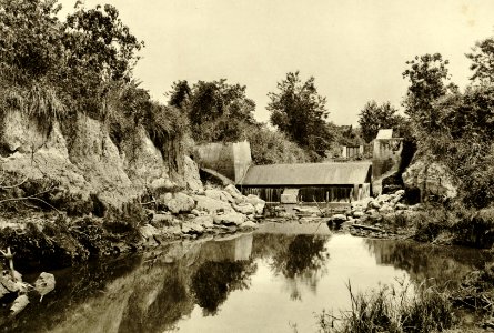 KITLV - 78335 - Kleingrothe, C.J. - Medan - Dam for the construction of a paddy field in Padang Bulan in Medan, Sumatra- - circa 1900