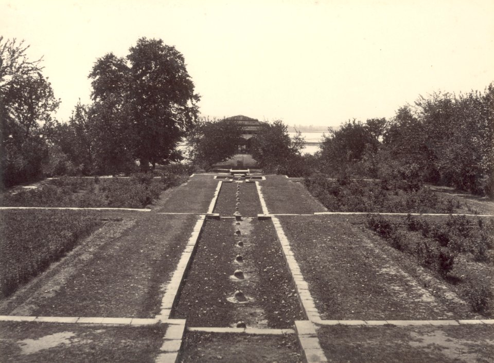 KITLV 100489 - Unknown - Fountains, presumably in Kashmir in British India - Around 1870