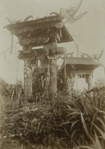 KITLV - 90984 - Demmeni, J. - Kenyah grave photographed during the Borneo expedition led by Dr. A. W. Nieuwenhuis - 1898-1900