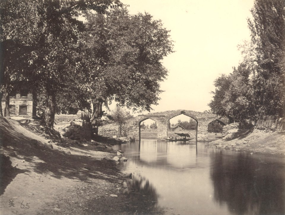 KITLV 100514 - Unknown - Akbar Bridge at the Jhelum and the Dal Lake just outside Srinagar in Kashmir in British India - Around 1870