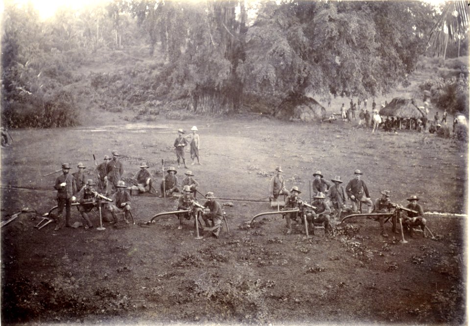 KITLV - 43218 - Lewis, George P. with Kurkdjian- Soerabaja, Java - Battery of four pieces of former naval artillery guns of 3.7 cm at Gianjar, Seventh Bali expedition against the Lord of Badung - 1906-10