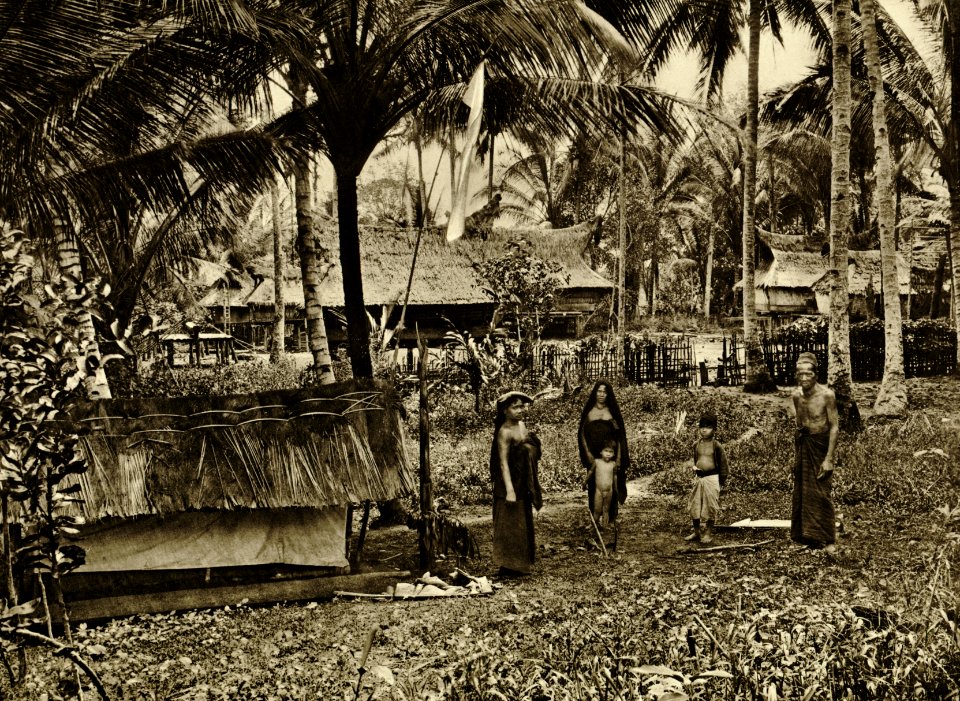 KITLV - 78477 - Kleingrothe, C.J. - Medan - Batak villagers at a grave in a village on the east coast of Sumatra - circa 1905