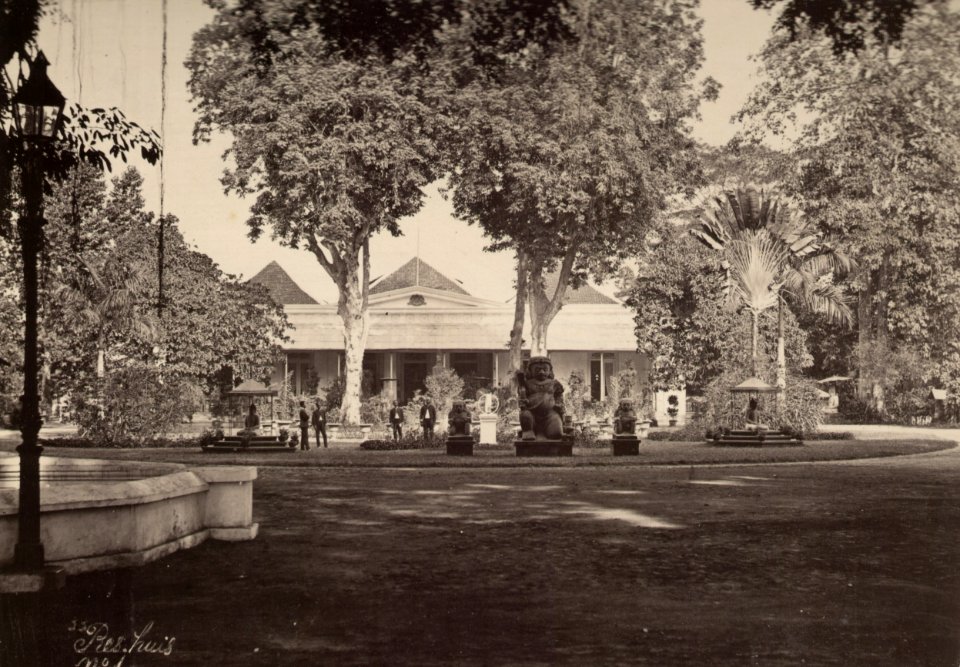 KITLV 103218 - Kassian Céphas - Resident Property at Yogyakarta. In the garden a variety of Javanese Hindu and Buddhist sculptures - Around 1895
