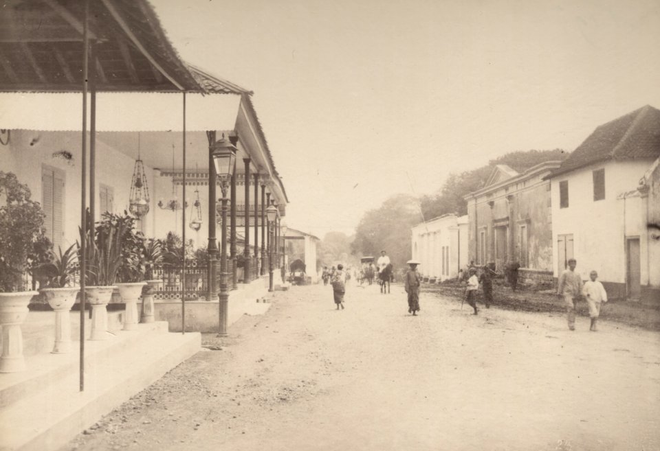 KITLV 103222 - Kassian Céphas - Street at Yogyakarta - Around 1890