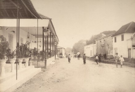 KITLV 103222 - Kassian Céphas - Street at Yogyakarta - Around 1890 photo