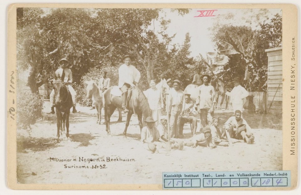 KITLV - 4697 - Missionary with creole population in Beekhuizen, Surinam - circa 1900