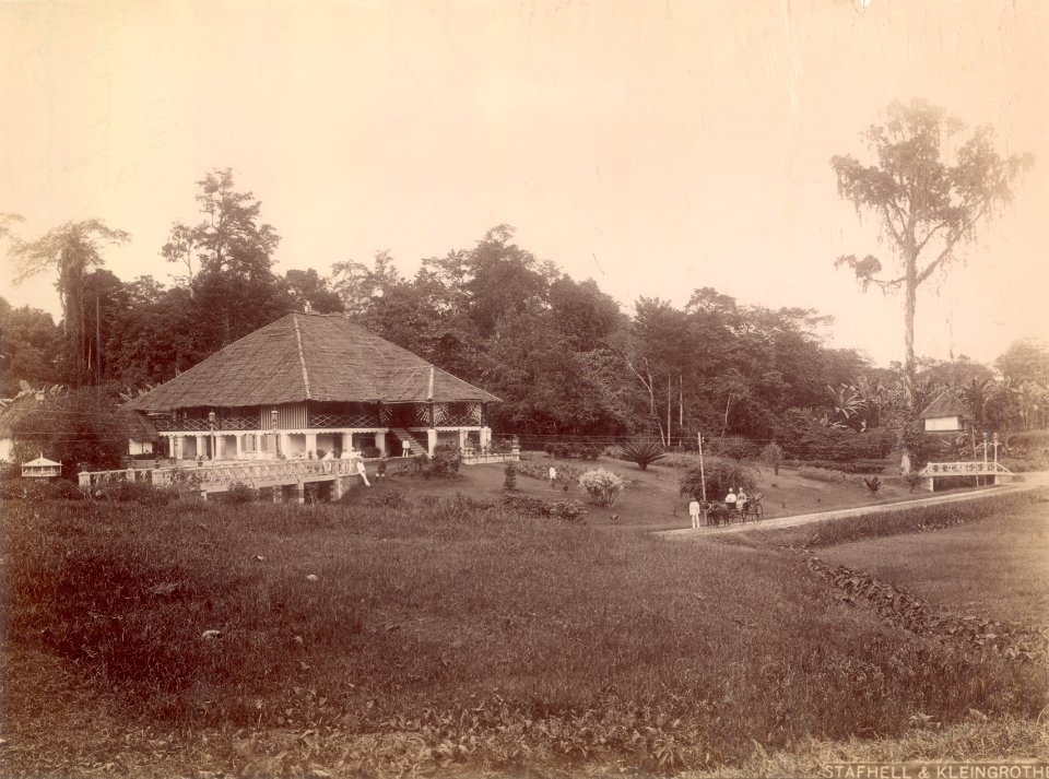 KITLV - 91797 - Stafhell & Kleingrothe - House of the chief administrator of tobacco company Arendsburg in Deli - circa 1895