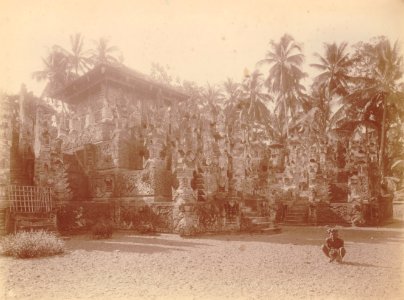 KITLV - 91900 - Kurkdjian - Sourabaia-Java - Temple on Bali - circa 1910 photo
