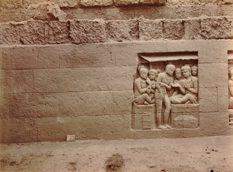 KITLV 103576 - Kassian Céphas - Bas-relief at Borobudur near Magelang - 1890-1891