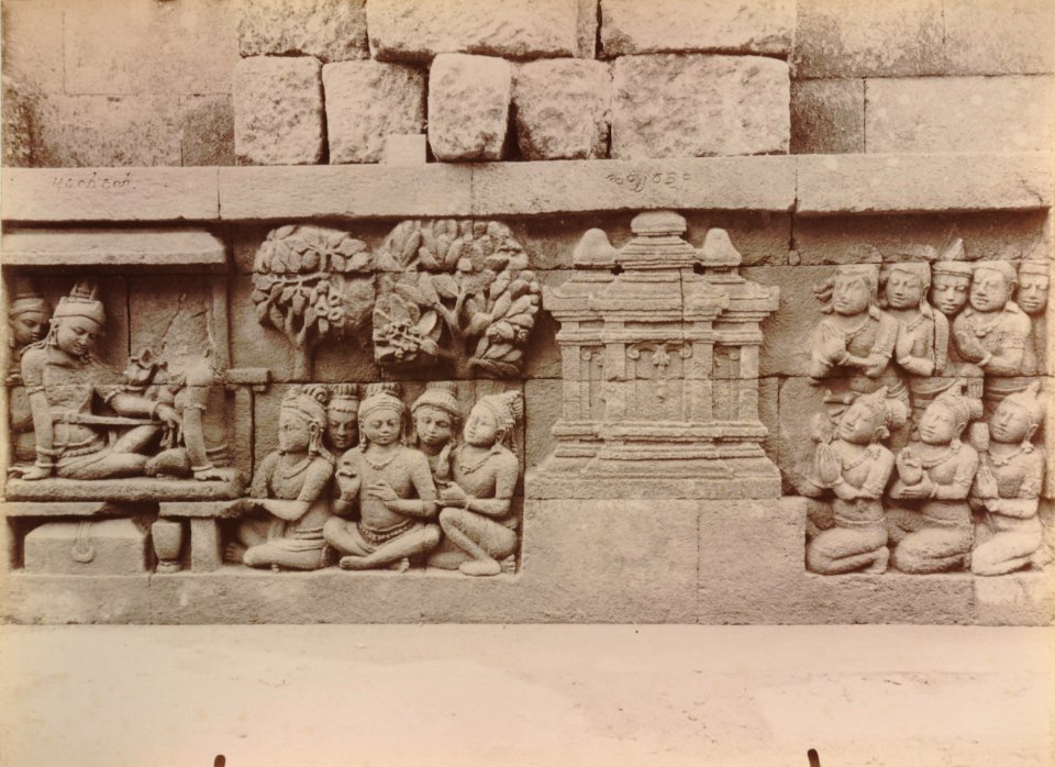 KITLV 103580 - Kassian Céphas - Bas-relief at Borobudur near Magelang - 1890-1891