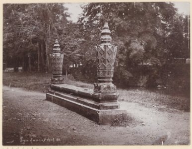 KITLV - 4928 - Lambert & Co., G.R. - Singapore - Tomb of a Sultan in the Kraton at Banda Aceh (Kotaraja) - 1892