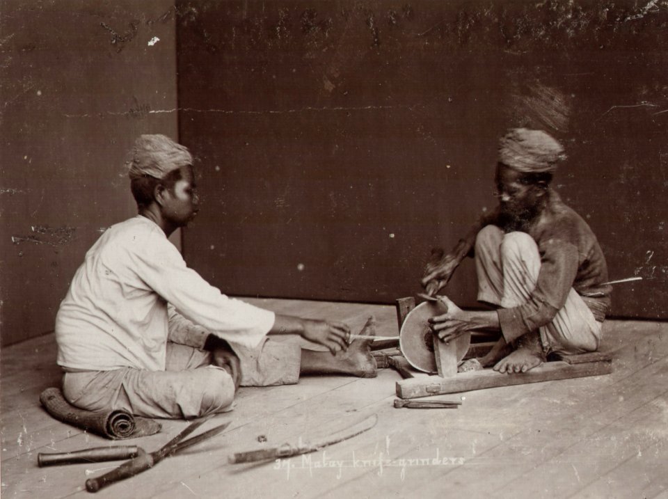 KITLV - 50183 - Lambert & Co., G.R. - Singapore - Malaysian knife sharpeners in Singapore - circa 1900
