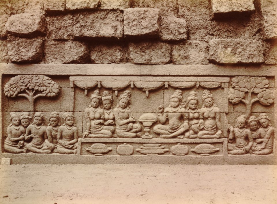 KITLV 103584 - Kassian Céphas - Bas-relief at Borobudur near Magelang - 1890-1891