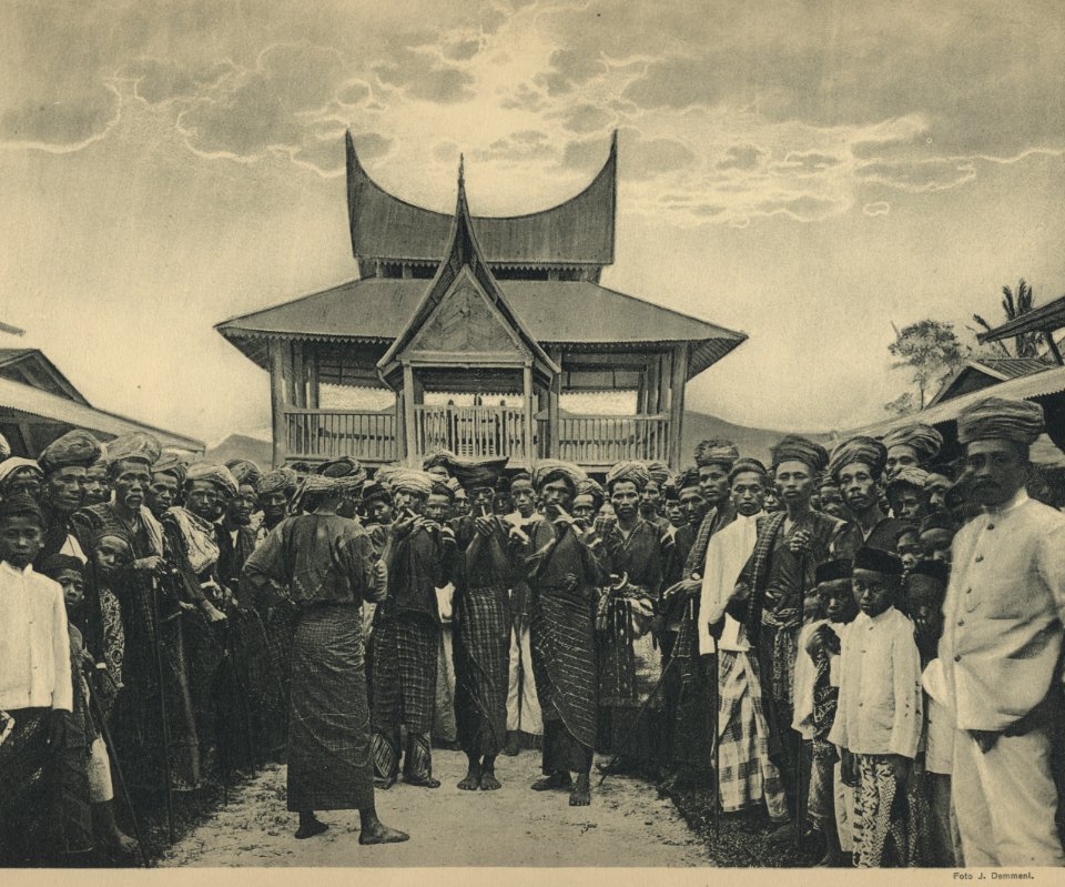 KITLV - 94271 - Demmeni, J. - Parade with pipers (Bansi players) on Sumatra's west coast - circa 1915