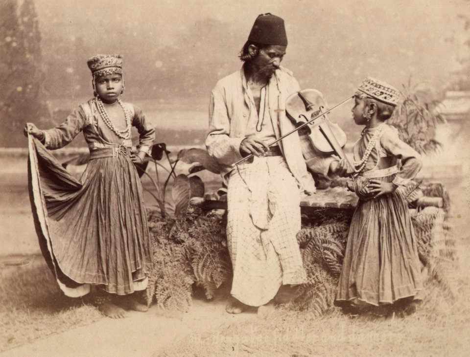 KITLV - 50191 - Lambert & Co., G.R. - Singapore - Bangladeshi street musician with two children as dancers - circa 1900