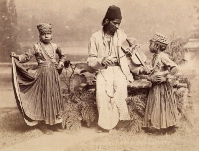 KITLV - 50191 - Lambert & Co., G.R. - Singapore - Bangladeshi street musician with two children as dancers - circa 1900