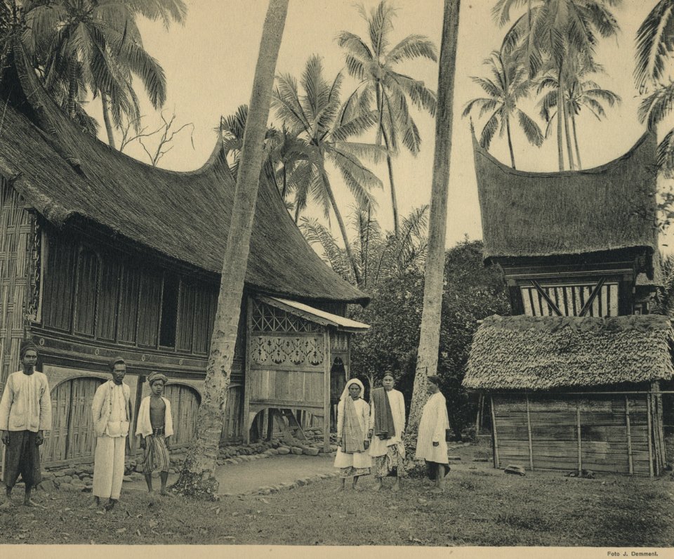 KITLV - 94275 - Demmeni, J. - Rumah Gadang and rice barn at Solok - circa 1915