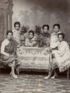 KITLV - 50195 - Lambert & Co., G.R. - Singapore - Siamese women - circa 1900