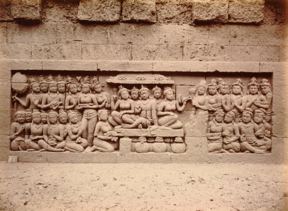 KITLV 103597 - Kassian Céphas - Bas-relief at Borobudur near Magelang - 1890-1891