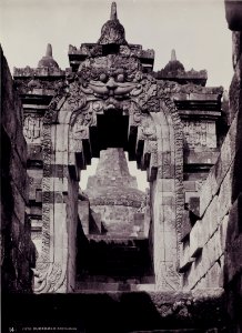 KITLV - 99868 - Kurkdjian, N.V. Photografisch Atelier - Soerabaia-Java - Gate in Borobudur in Magelang - circa 1915 photo