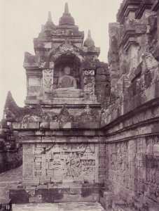KITLV - 99872 - Kurkdjian, N.V. Photografisch Atelier - Soerabaia-Java - Gallery at Borobudur in Magelang - circa 1915 photo